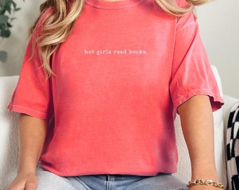 ホットガールズ・リード・ブックス・コンフォートカラーTシャツ | BookTok Tシャツ