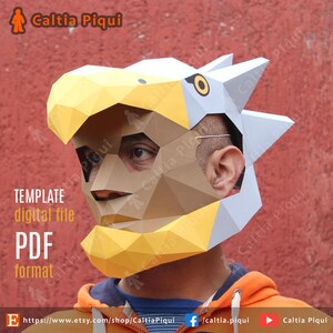 Puede incluir: Una persona lleva una máscara de papel de un águila amarilla y gris. La máscara está hecha de papel doblado y tiene un efecto 3D. La máscara se sostiene frente a la cara de la persona. El texto "TEMPLATE digital file PDF format" es visible en la imagen.