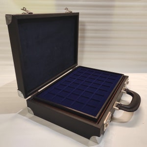 zwart imitatie lederen muntdoos inclusief 4 Blue MasterPhil trays