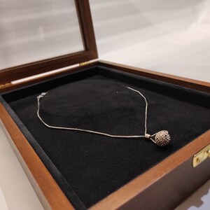 Refined box in wood and glass for necklaces