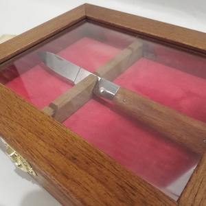 Display for collectible knives Personalized box in wood and velvet