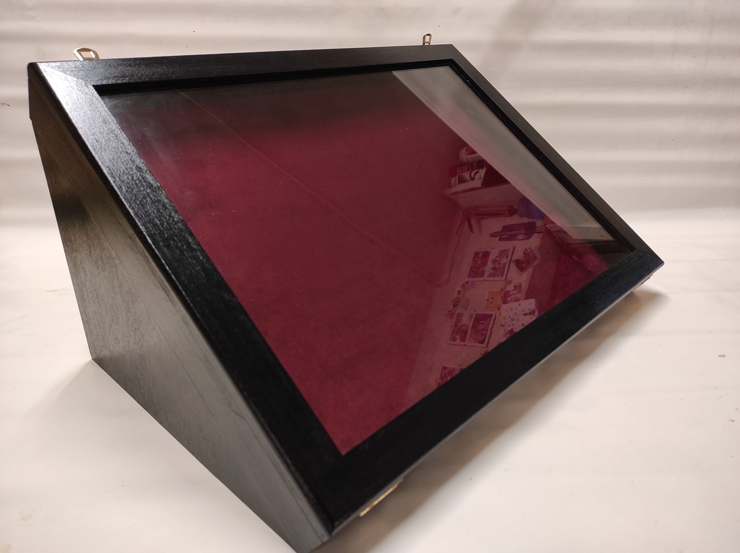 Showcase display case in wood and glass for customizable precious objects