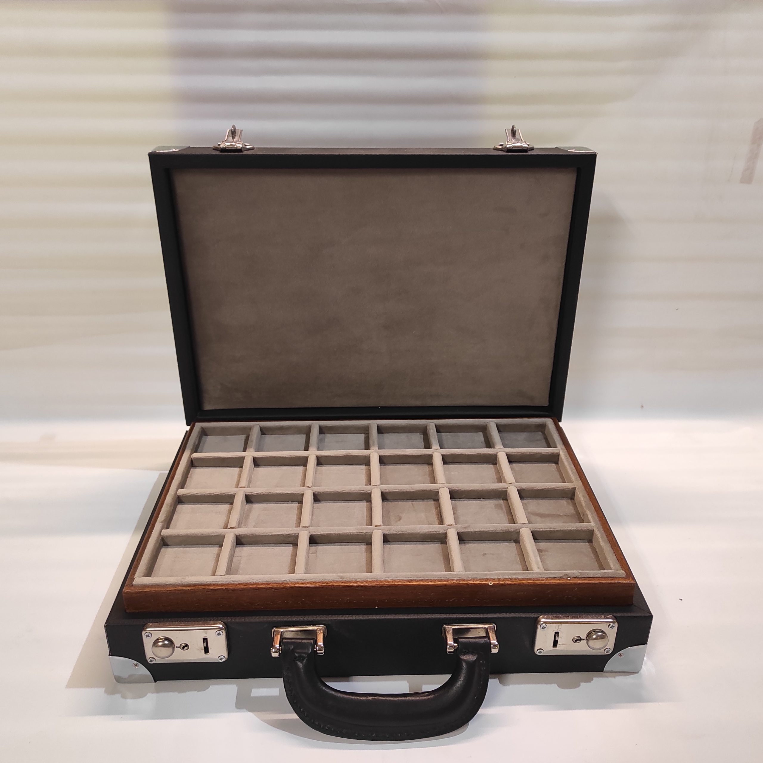 Black numismatic suitcase, imitation leather. For 10 medailles