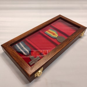 Wooden case for medals with customizable militaria velvet display case ribbon red