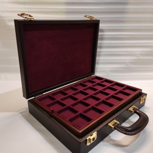 Étui en simili cuir marron, comprenant 3 plateaux numismatiques en velours italien (Bordeaux)