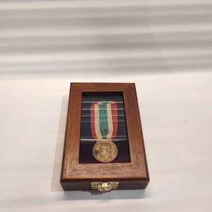 Wooden case for 1 medal with ribbon