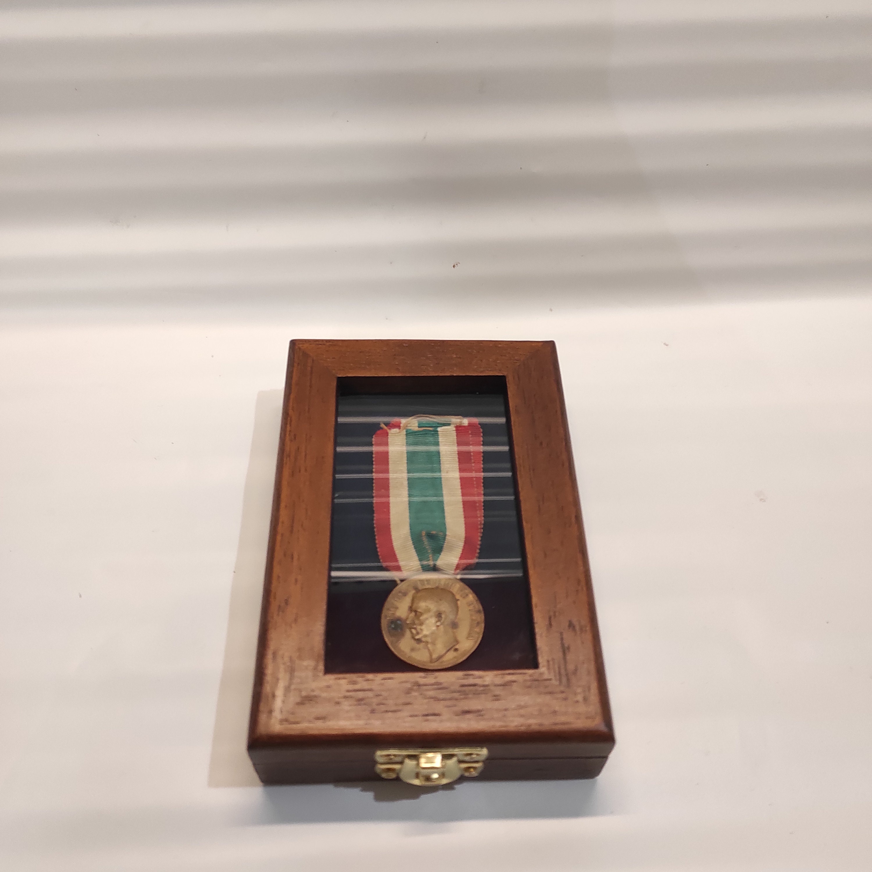 Wooden case for 1 medal with ribbon