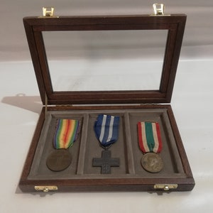 Wooden case for military medals, wooden and velvet plexiglass display case