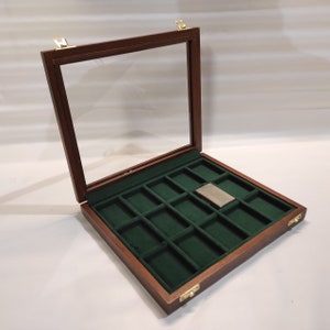 Lighter Box - Collector's Showcase ZIPPO ST DUPUNT (im Foto Das grüne Samtmodell)