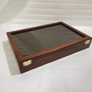 Wood and glass display for shells, fossils, knives or other  ( 35X24X H 4 cm )