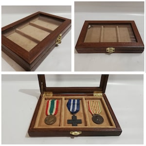 Houten collector geval voor militaire medailles vitrine in hout en fluwelen plexiglas