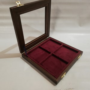 Houten kist voor militaire medailles, vitrine van plexiglas, hout en fluweel