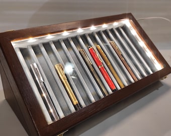 Estuche para pluma estilográfica con iluminación LED (en terciopelo azul aviación en la imagen)