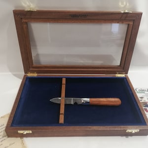 Display for collectible knives Personalized box in wood and velvet