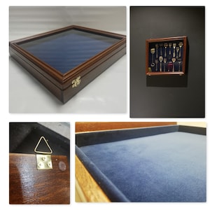 Könnte beinhalten: Eine Holzvitrine mit Glasplatte und Messingverschluss. Der Innenraum ist mit blauem Samt ausgekleidet. Ein zweites Bild zeigt die Vitrine an der Wand mit Silberbesteck.