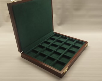 Muntendoos met 20 vakjes, 40 x 40 mm, gemaakt van Italiaans fluweel, verkrijgbaar in 18 kleuren.