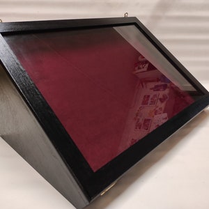Showcase display case in wood and glass for customizable precious objects