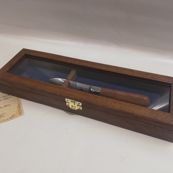 Display für Sammlermesser Personalisierte Box aus Holz und Samt