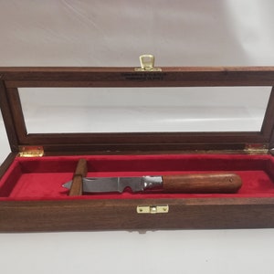 Display for collectible knives Personalized box in wood and velvet