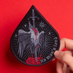 Könnte beinhalten: Rustikales Holzschild mit dem Text "Welcome to our porch" in weißer Schrift. Das Schild hat eine Used-Optik und ein schlichtes, einladendes Design, ideal für die Außendekoration.