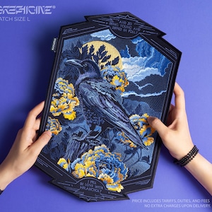 Peut inclure: Écusson brodé de grande taille avec un corbeau perché sur une branche, entouré de fleurs jaunes et bleues, avec une pleine lune en arrière-plan. Le patch a une bordure bleu foncé et le texte "I fell in love with melancholy".