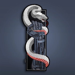 以下が含まれることがあります： 白いヘビがロボットアームに巻き付いた刺繍パッチ。ヘビは詳細な鱗模様と赤い舌を持っています。ロボットアームはグレーで詳細です。パッチは黒で縁取られています。