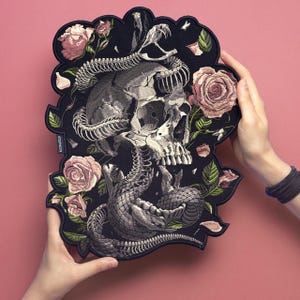 Geborduurde patch met slangenskelet