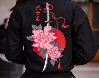 Diseño de bordado de katana y peonías, Bushido en japonés (archivo para máquina de bordar)