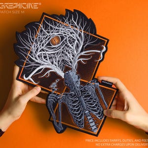 Puede incluir: Parche bordado que representa una figura esquelética con un diseño de árbol y un ojo. El parche es negro, blanco y gris, con detalles en naranja. El texto "GREFICINE" y "PATCH SIZE M" son visibles.