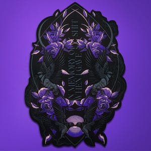 Puede incluir: Parche bordado negro con un diseño gótico. Presenta dos cuervos, rosas moradas y el texto "IN MEMORY OF SHIT WHEN I GAVE A". El parche tiene un borde festoneado y está sobre un fondo morado.
