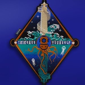 Pode incluir: Um remendo bordado em forma de diamante com um farol, um polvo e as palavras "Immerse Yourself". O remendo está sobre um fundo azul.