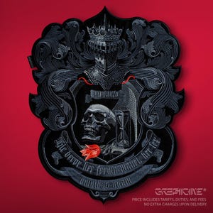 Puede incluir: Parche bordado negro con un diseño gótico sobre fondo rojo. El parche presenta una calavera, un reloj de arena, un yelmo de caballero y volutas florales. Se incluye el texto "Memento Mori" y otras frases latinas.