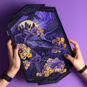 Può includere: Toppa ricamata con un corvo dettagliato appollaiato su un ramo, circondato da fiori viola e gialli, una luna piena e il testo "AND SO BEING YOUNG AND DIPPED IN FOLLY" e "I FELL IN LOVE WITH MELANCHOLY". La toppa ha un bordo nero.