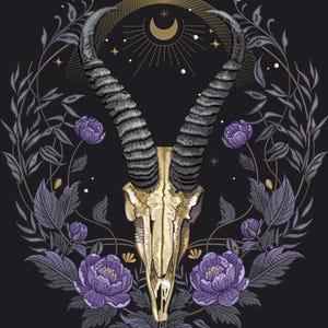 Puede incluir: Ilustración detallada de una calavera dorada con cuernos grandes y curvos, rodeada de flores moradas y follaje gris sobre un fondo negro. El diseño incluye una luna creciente y estrellas, creando una estética mística.