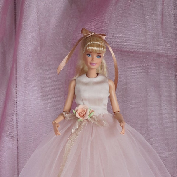 Beige Kleid für Barbie. Outfit für Puppe. Barbie Kleidung