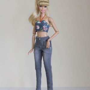 Oberteil und Jeanshose für beliebte 29 cm große Plastikpuppe