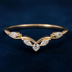 Fede nuziale curva con moissanite Marquise: anello impilabile in oro giallo e argento sterling