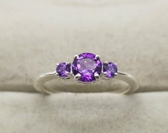 Anillo de amatista delicado en plata de ley, anillo de amatista natural, anillo apilable, anillo de amatista redondo, anillo minimalista, anillo de amatista morado, morado
