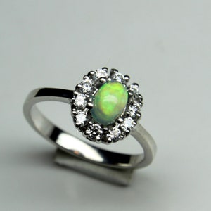 Anello con opale, anello con opale naturale, anello con opale in argento sterling, anello con opale ovale con alone, anello con opale di fuoco Welo, anello con pietra portafortuna di ottobre, anello con alone, anello delicato