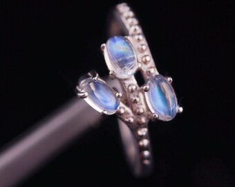 Anillo ovalado de piedra lunar: plata de ley u oro macizo.
