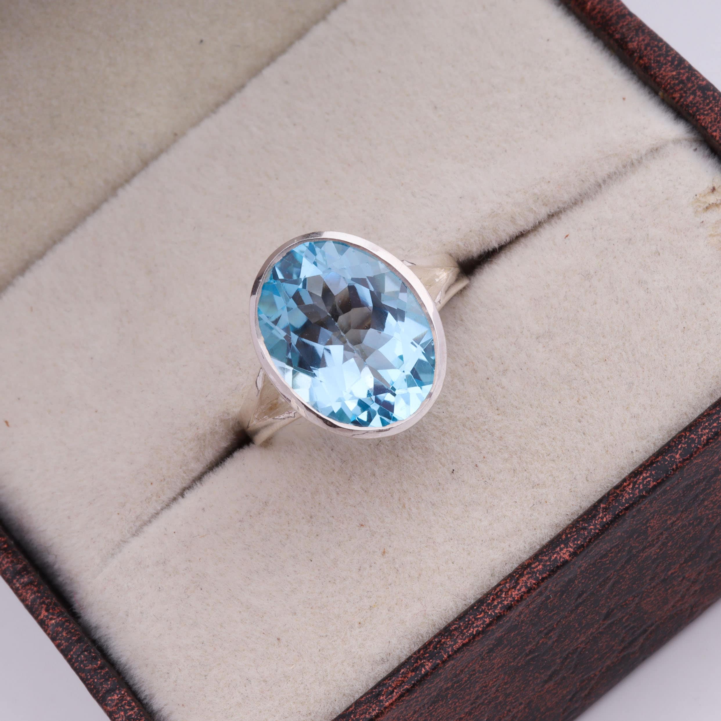 Bague En Or 18 Carats Avec Pierres Semi-précieuses Bleu Clair - Taille 5,5, Occasion En Parfait état