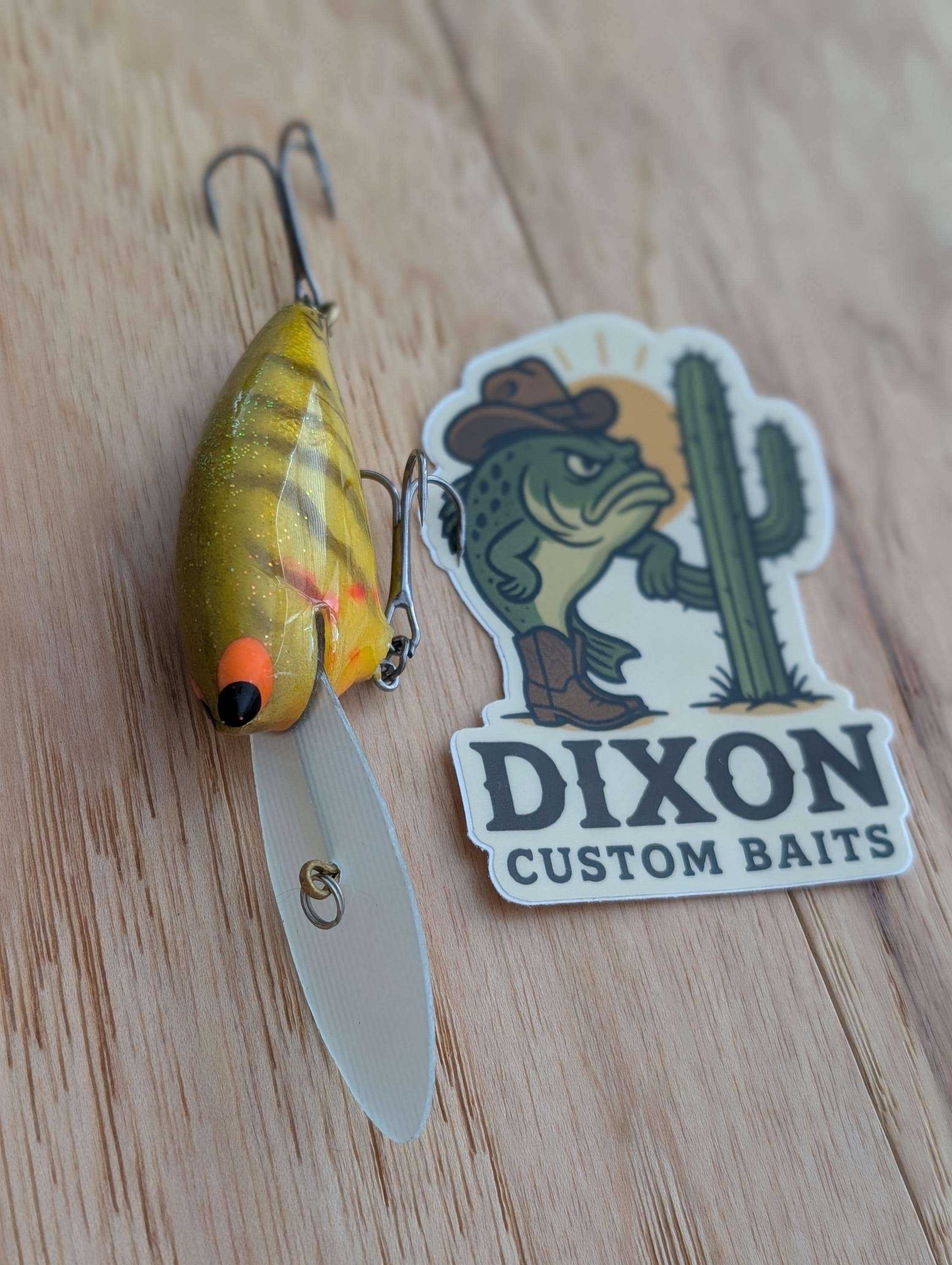 Leurre Bomber Tin Sign 6x18 – Bois Flottant, Shad Articulé, Crank Deep Wood