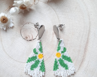 Minimalist earrings, flower earrings, Daisy earrings, Spring earrings, Lightweight earrings, Handmade gift