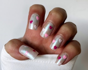 Uñas postizas con forma de corazón rosa para San Valentín