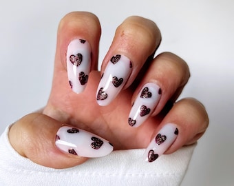 Uñas postizas con corazones de amor y purpurina roja para San Valentín
