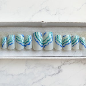 Appuyez sur les ongles Bleu ondulé ensemble de clous Bâton sur les ongles Faux ongles Faux ongles Ongles en acrylique Amande Cercueil Carré Ovale