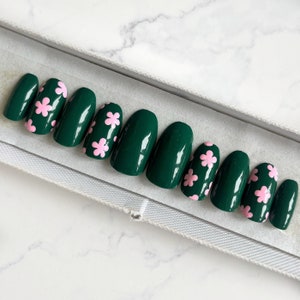 Dunkelgrünes Set von Nägeln mit rosa Blumen Klebenägel Drücken Sie auf Nägeln Falsche Nägel Gefälschte Nägel Acrylnägel Coffin Square Floral