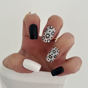 Black and white floral print set of nails Stick on nails Press on nails False nails Fake nails Acrylic nails Coffin Square Flowers