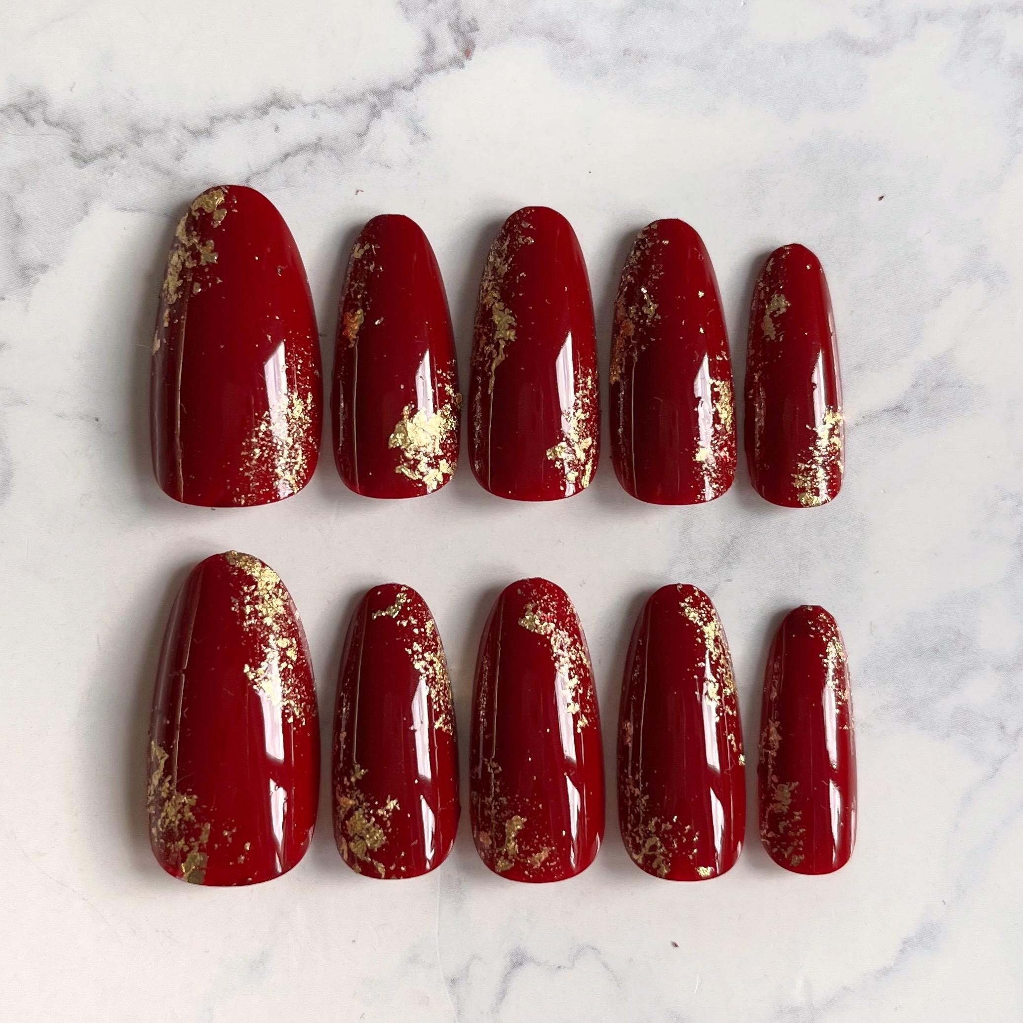 ゴールドホイルをあしらったバーガンディレッドとゴールドのネイル