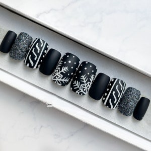 Schwarzer mattes Weihnachts-Nagelset mit Schneeflockendesign und Glitzer Aufklebe-Nägel Künstliche Nägel Künstliche Nägel Drücken Sie auf die Nägel Acrylnägel